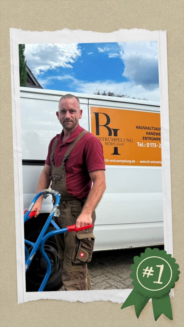 Mann in Arbeitskleidung mit Schubkarre vor einem Lieferwagen und Auszeichnung.