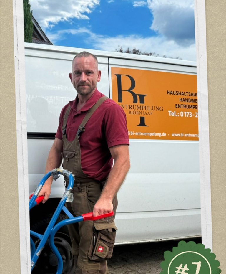 Weißer Transporter mit orangefarbener Werbung auf der Seite.